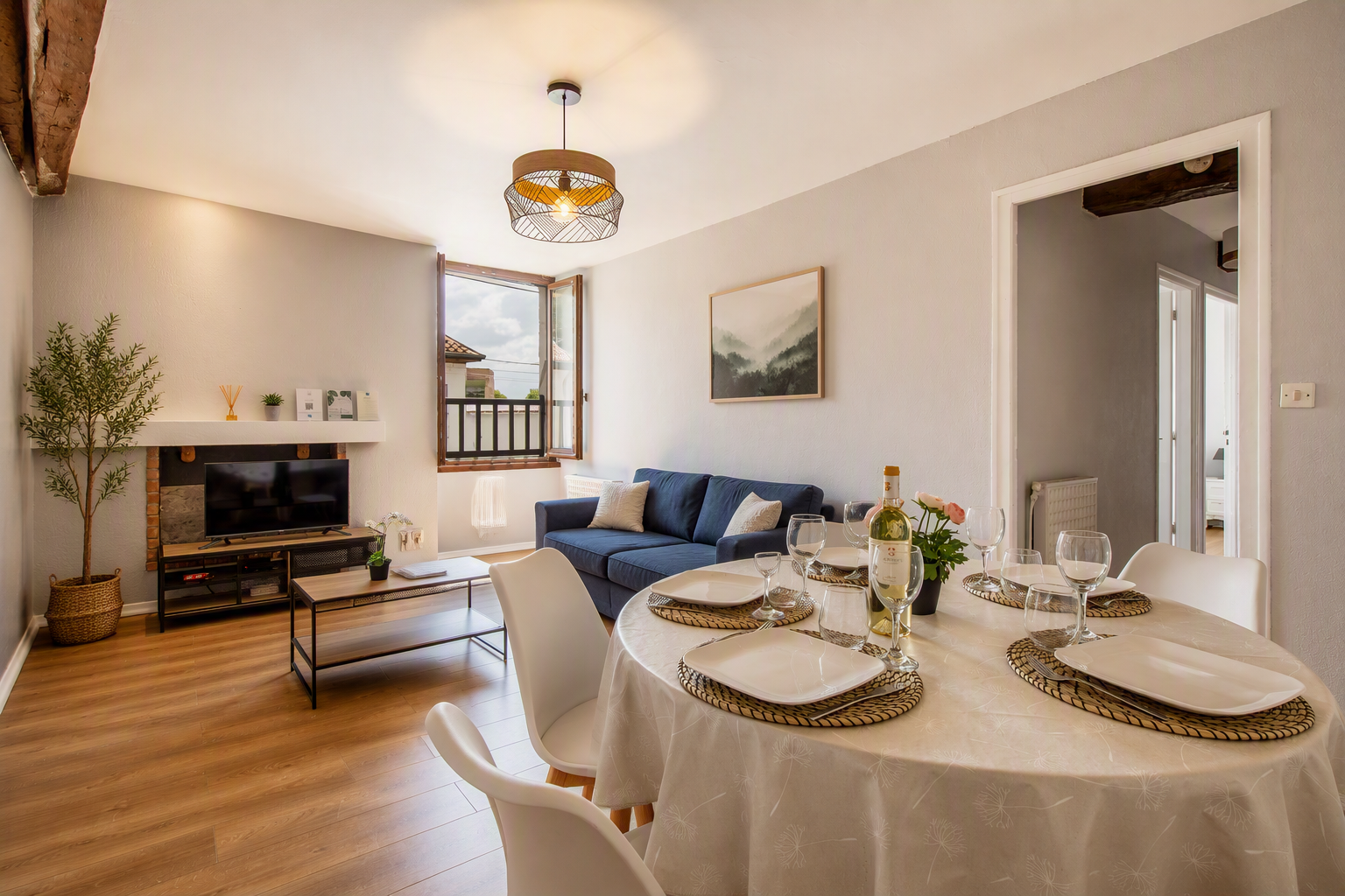 Salle à manger de l'appartement pour cure thermale à Dax centre-ville — Les bords de l'Adour, appartement pour curistes à Dax proche des thermes