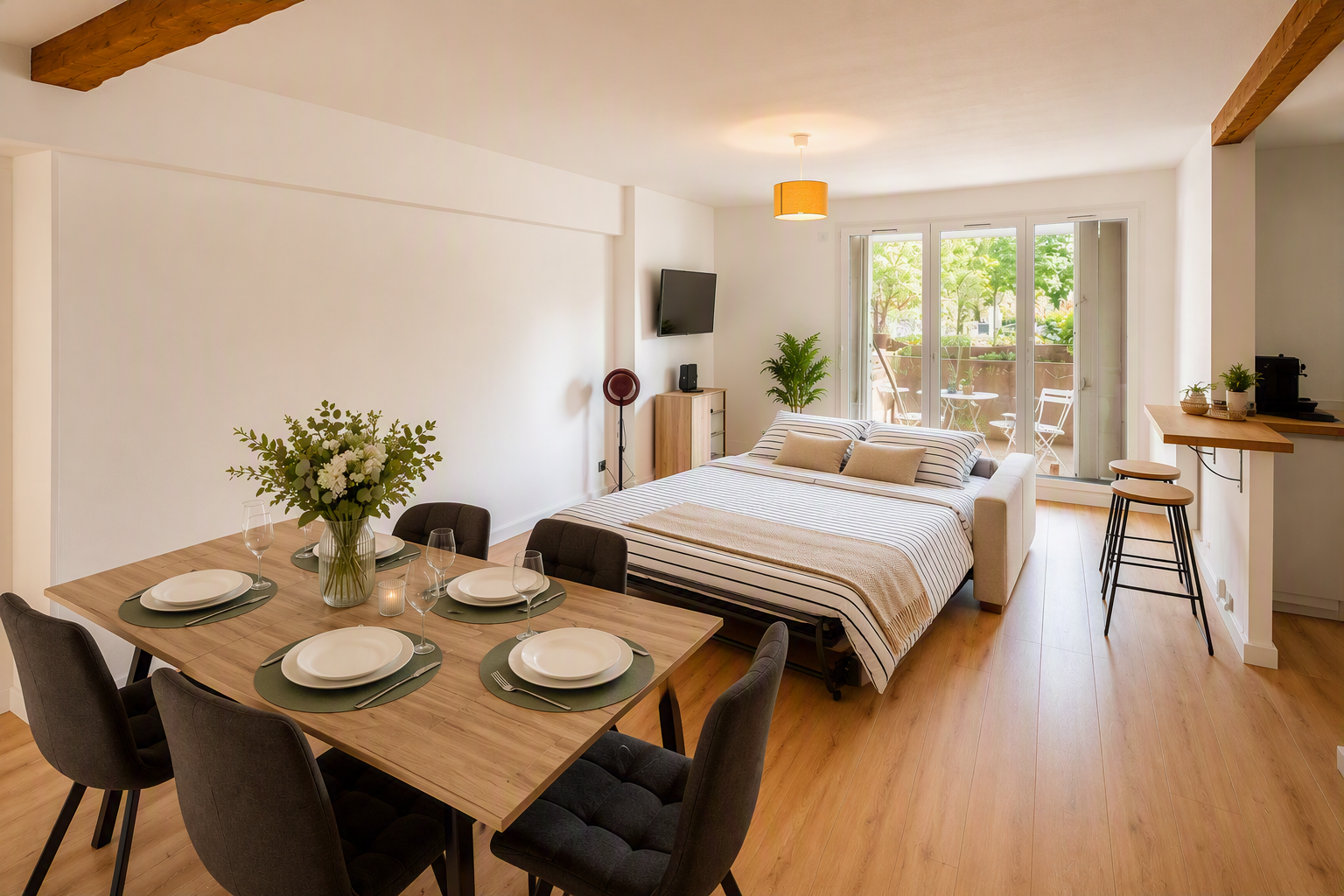 Canapé-lit double déplié dans le séjour de l'appartement à Dax, couchage supplémentaire