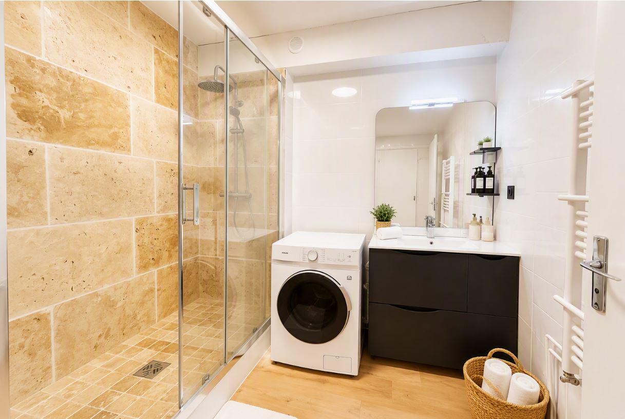 Salle de bain avec douche à l'italienne dans un appartement de cure thermale à Dax